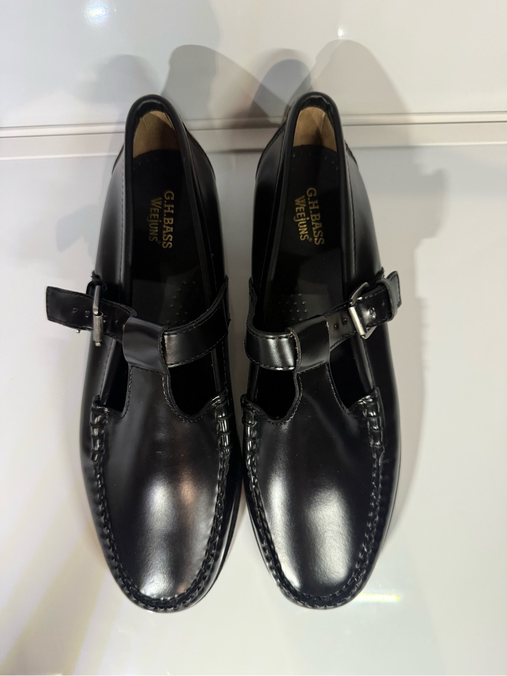G.H. Bass & Co.Women Black Weejuns T-Strap Leather Shoes size 8